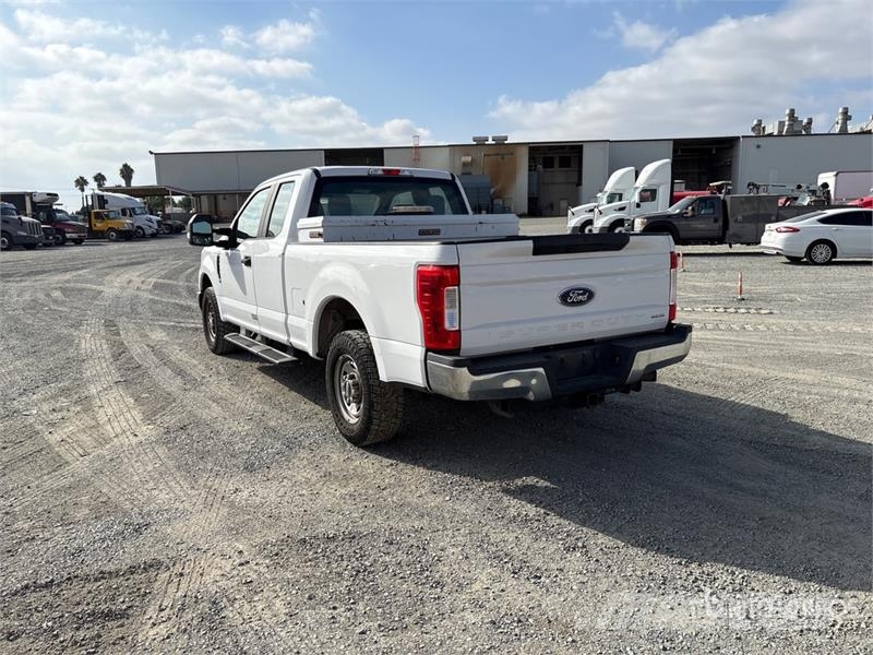 Ford F-250 XL 4x2 Extended Cab Pickup Ostalo