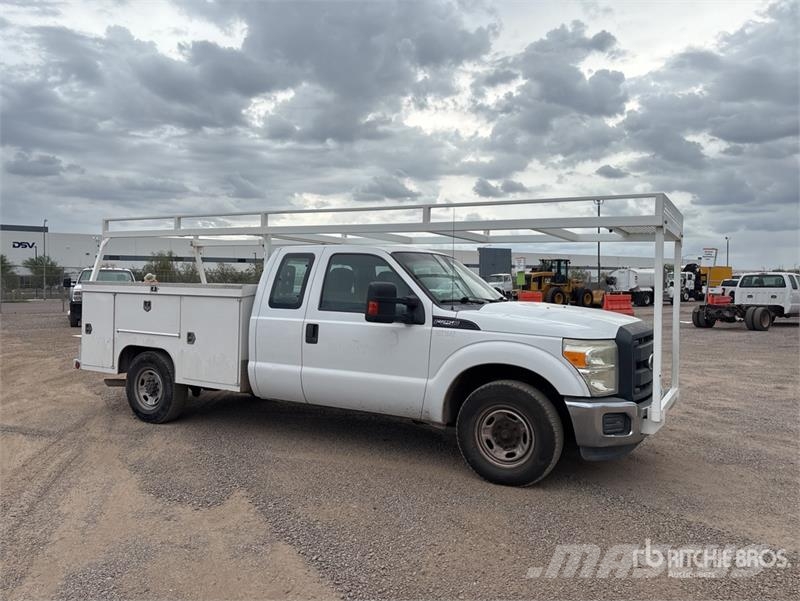 Ford F-250 XL 4x2 Extended Cab Utility Truck Пикапи