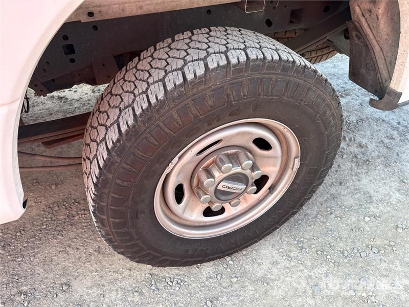 Ford F-250 XL 4x2 Extended Cab Pickup Ostalo