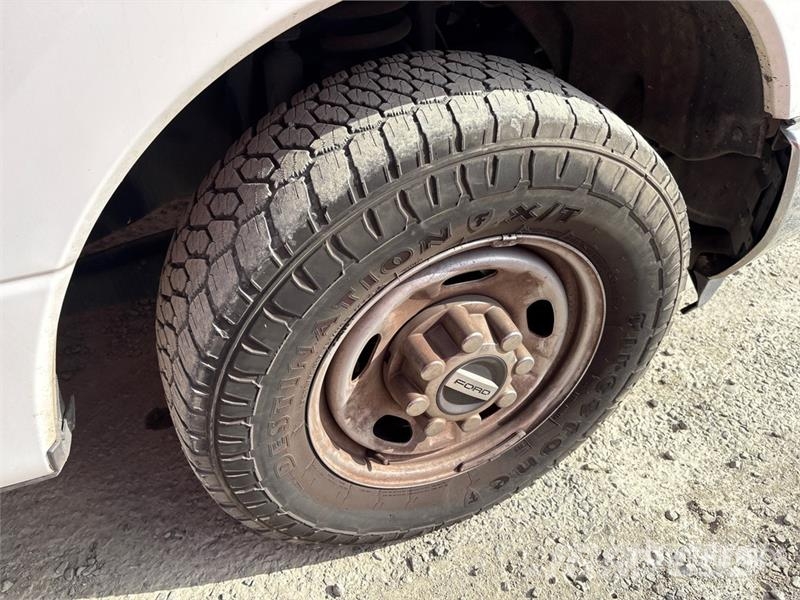 Ford F-250 XL 4x2 Extended Cab Pickup Ostalo