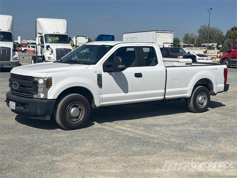Ford F-250 XL 4x2 Extended Cab Pickup Други