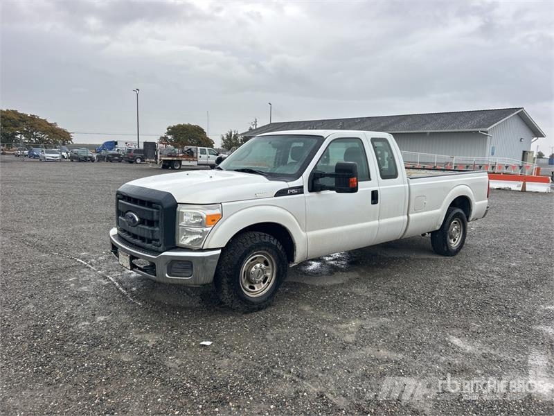 Ford F-250 XL 4x2 Extended Cab Pickup Muu
