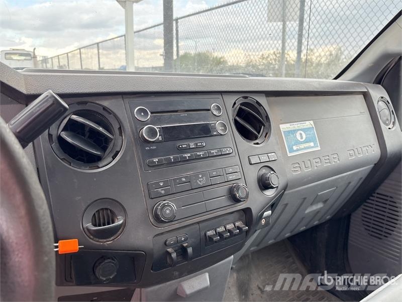 Ford F-250 XL 4x2 Extended Cab Utility Truck Пикапи