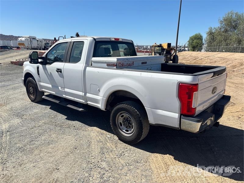 Ford F-250 XL 4x2 Extended Cab Pickup Ostalo