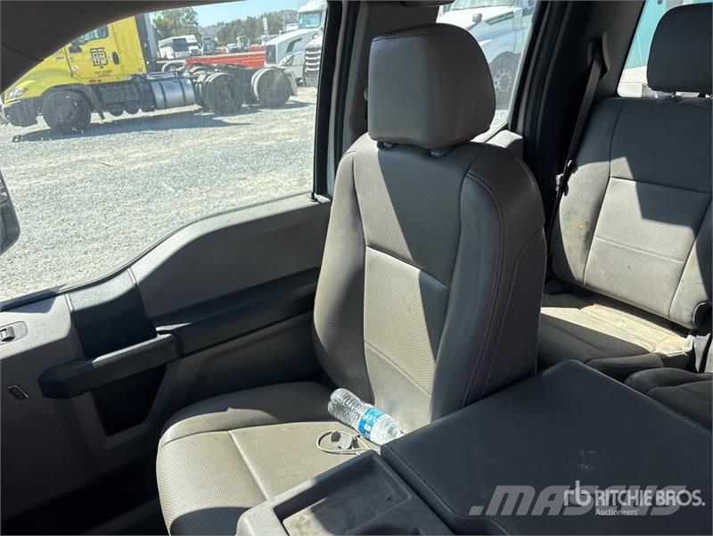 Ford F-250 XL 4x2 Extended Cab Utility Truck Kis teherszállító/Platós kocsi