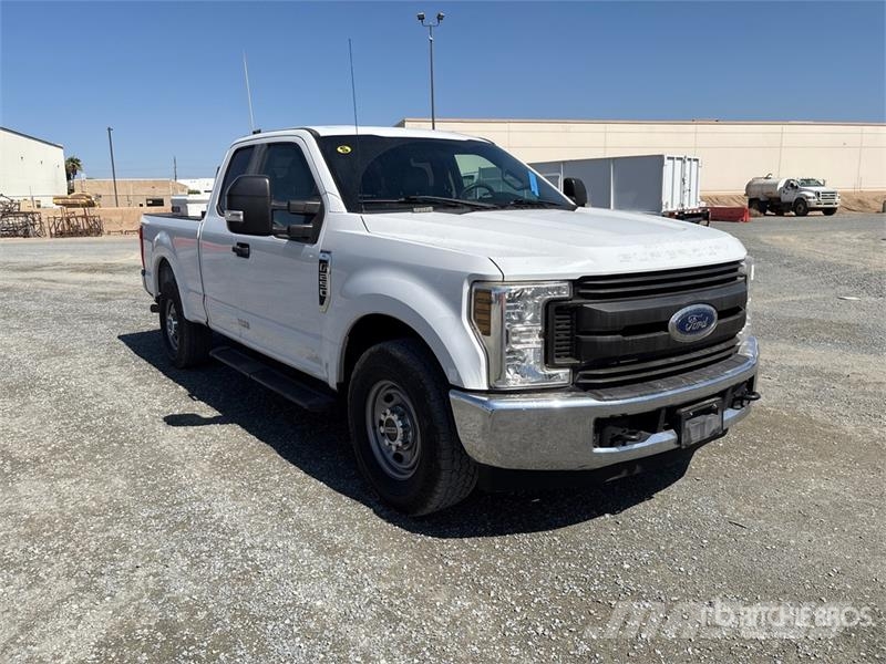 Ford F-250 XL 4x2 Extended Cab Pickup Ostalo