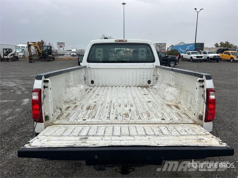 Ford F-250 XL 4x2 Extended Cab Pickup Muu