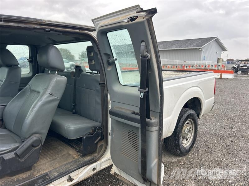 Ford F-250 XL 4x2 Extended Cab Pickup Muu