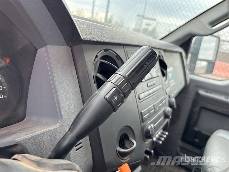 Ford F-250 XL 4x2 Extended Cab Utility Truck Пикапи