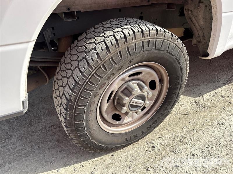 Ford F-250 XL 4x2 Extended Cab Pickup Ostalo