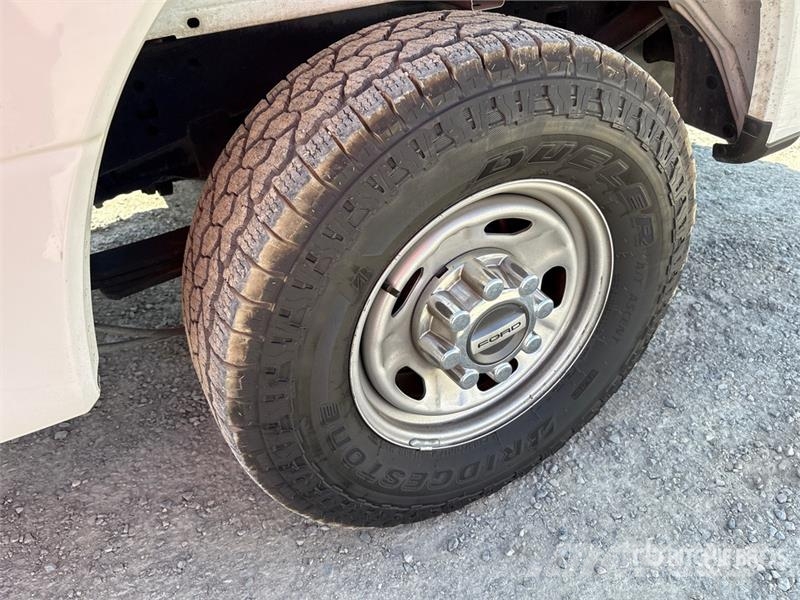 Ford F-250 XL 4x2 Extended Cab Pickup Ostalo