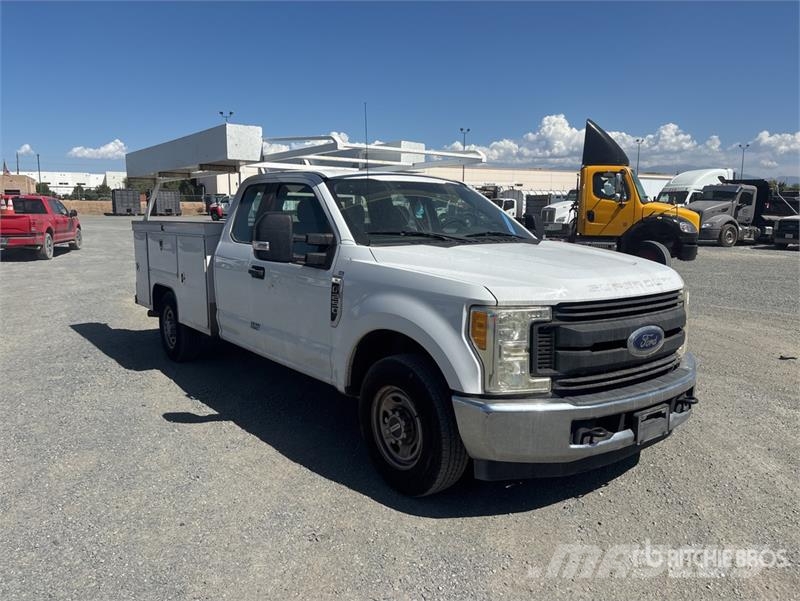 Ford F-250 XL 4x2 Extended Cab Utility Truck Kis teherszállító/Platós kocsi
