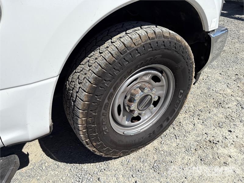 Ford F-250 XL 4x2 Extended Cab Pickup Ostalo