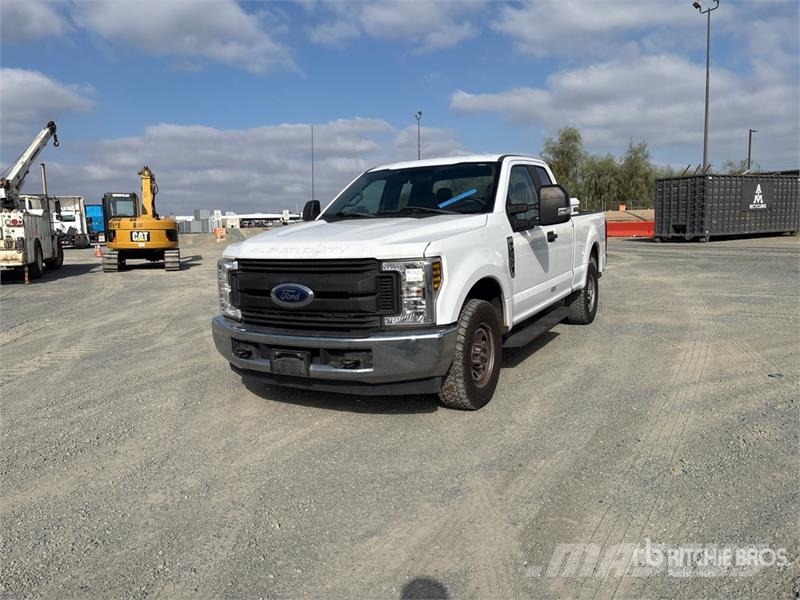 Ford F-250 XL 4x2 Extended Cab Pickup Egyéb