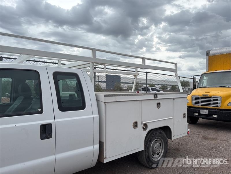 Ford F-250 XL 4x2 Extended Cab Utility Truck Пикапи