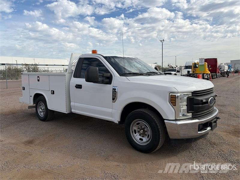 Ford F-250 XL 4x2 Utility Truck 픽업/드롭사이드