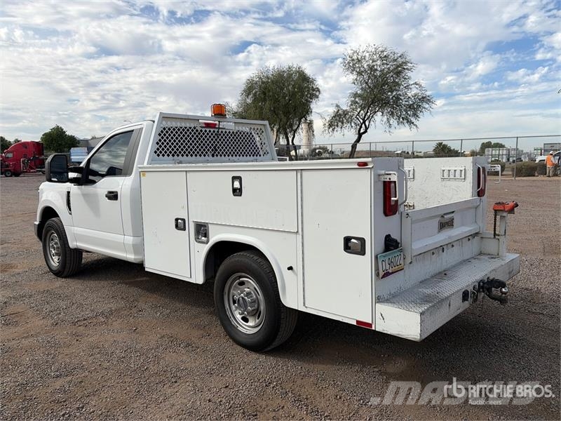 Ford F-250 XL 4x2 Utility Truck 픽업/드롭사이드