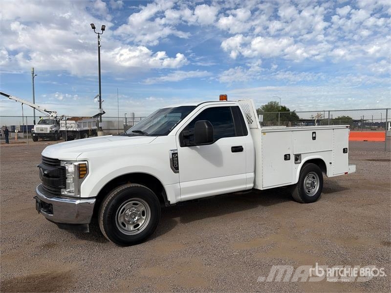 Ford F-250 XL 4x2 Utility Truck 픽업/드롭사이드