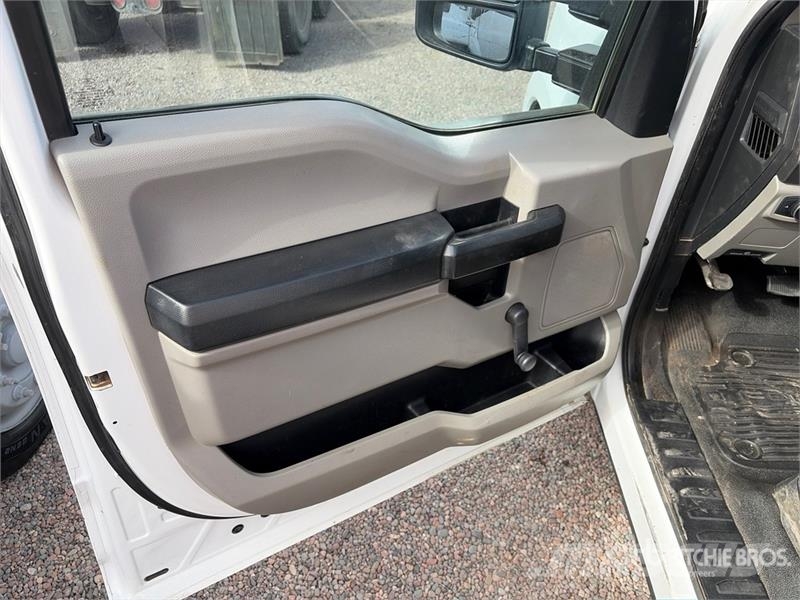 Ford F-250 XL 4x2 Utility Truck 픽업/드롭사이드