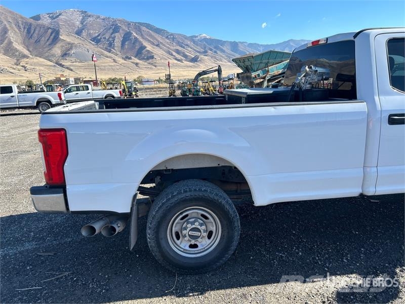 Ford F-250 XL 4x4 Crew Cab Pickup Otros