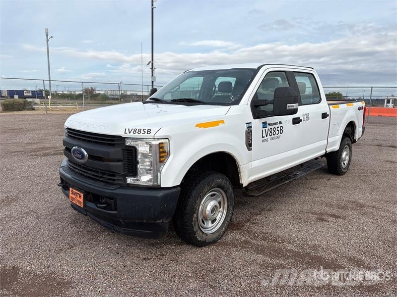 Ford F-250 XL 4x4 Crew Cab Pickup Citi