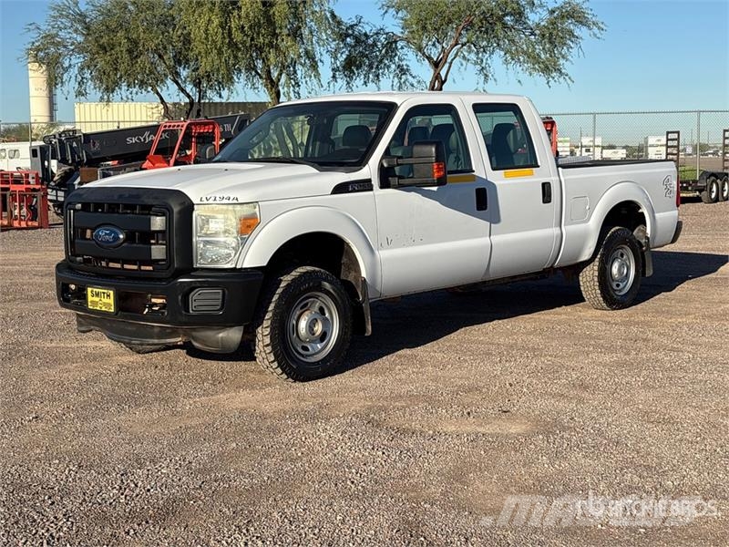 Ford F-250 XL 4x4 Crew Cab Pickup Otros