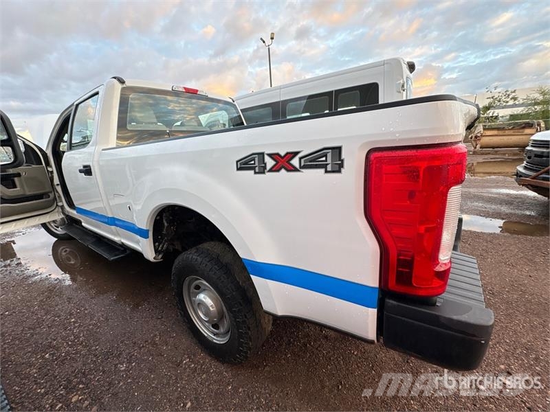 Ford F-250 XL 4x4 Crew Cab Pickup Muu