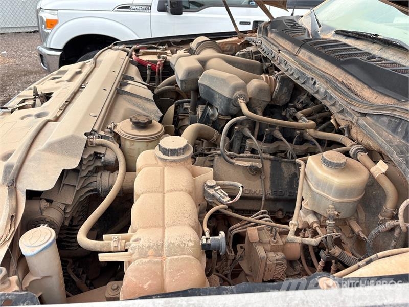 Ford F-250 XL 4x4 Crew Cab Pickup (Inoperable) Ostalo