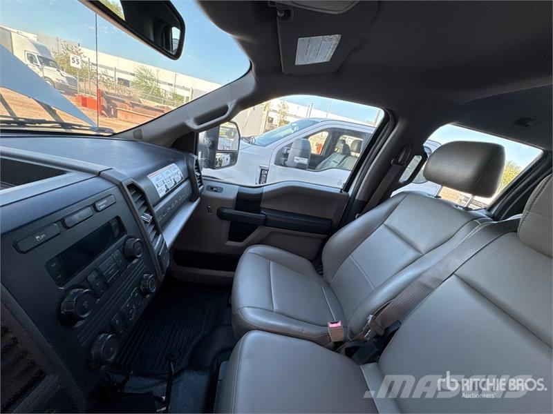 Ford F-250 XL 4x4 Crew Cab Pickup Drugi