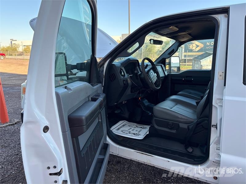 Ford F-250 XL 4x4 Crew Cab Pickup Otros