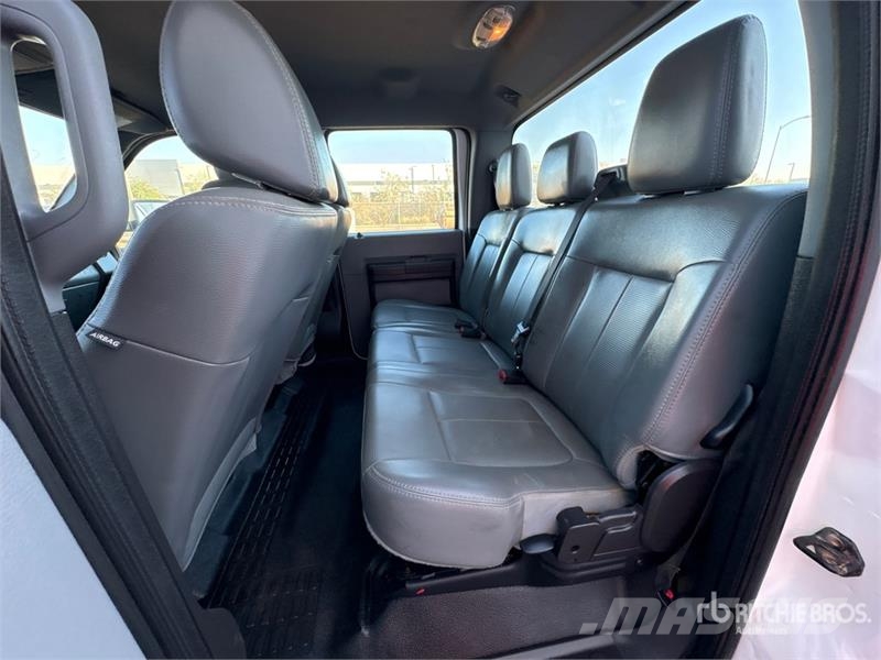 Ford F-250 XL 4x4 Crew Cab Pickup Otros