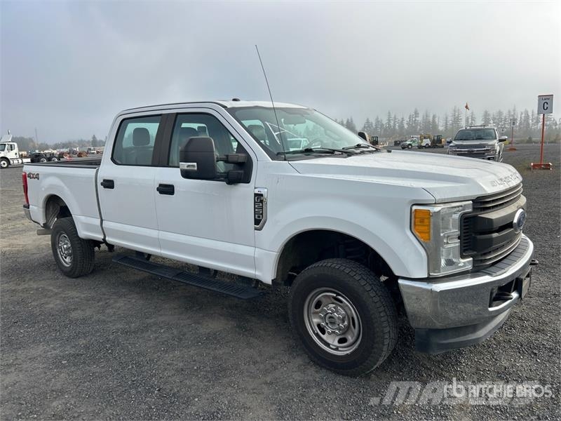 Ford F-250 XL 4x4 Crew Cab Pickup Ostalo