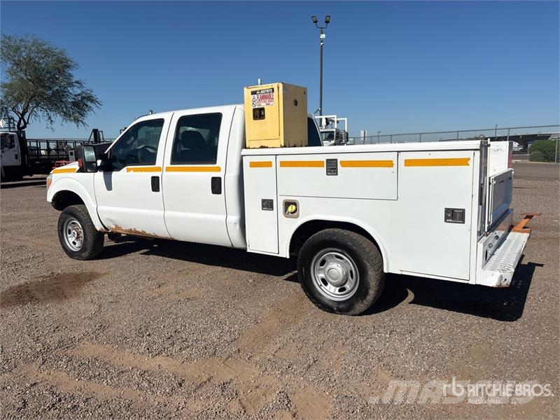 Ford F-250 XL 4x4 Crew Cab Utility Truck Pickup/Sideaflæsning