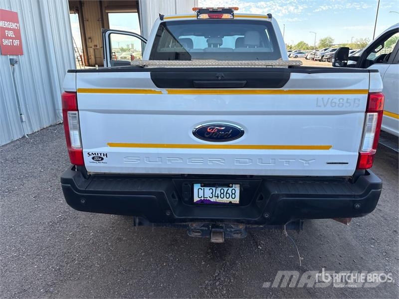 Ford F-250 XL 4x4 Crew Cab Pickup Drugi