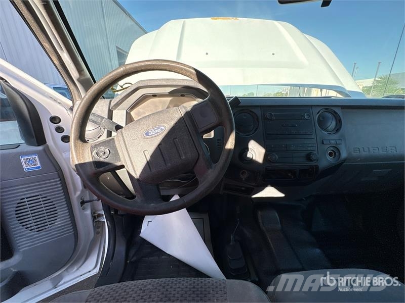 Ford F-250 XL 4x4 Crew Cab Flatbed Truck Tovornjaki s kesonom/platojem