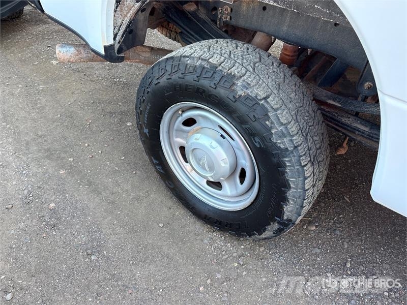 Ford F-250 XL 4x4 Crew Cab Pickup Drugi