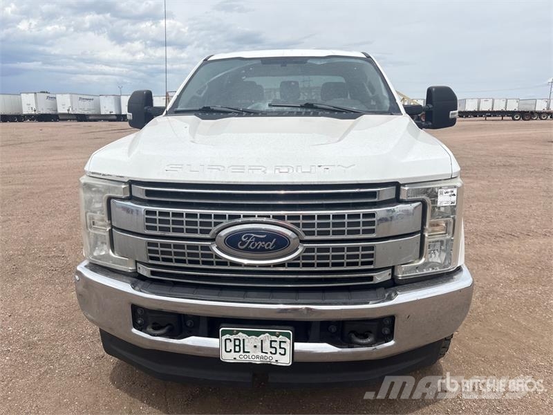 Ford F-250 XL 4x4 Crew Cab Pickup Otros