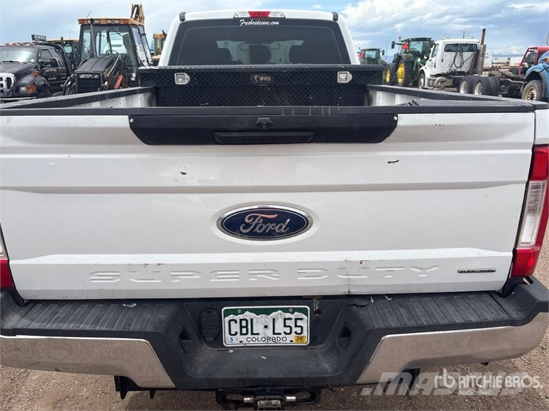 Ford F-250 XL 4x4 Crew Cab Pickup Otros