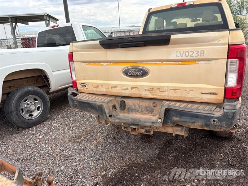 Ford F-250 XL 4x4 Crew Cab Pickup (Inoperable) Ostalo