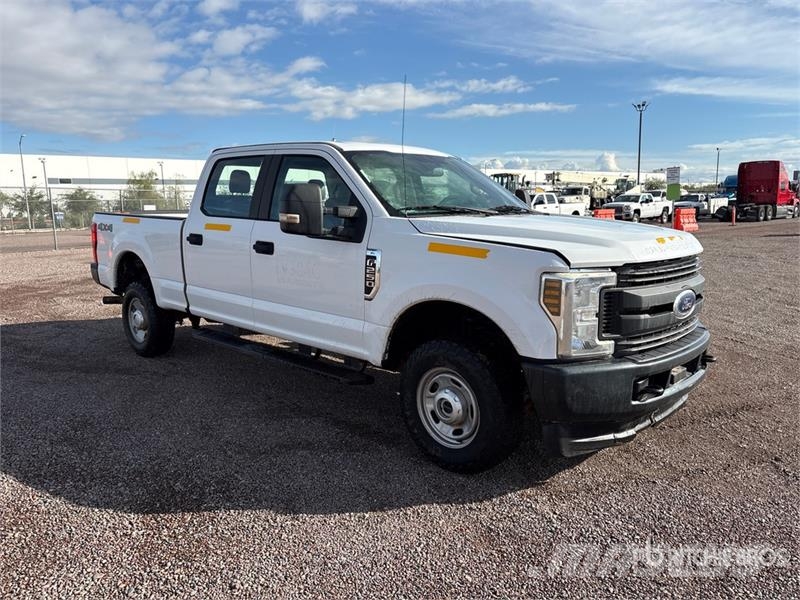 Ford F-250 XL 4x4 Crew Cab Pickup Otros