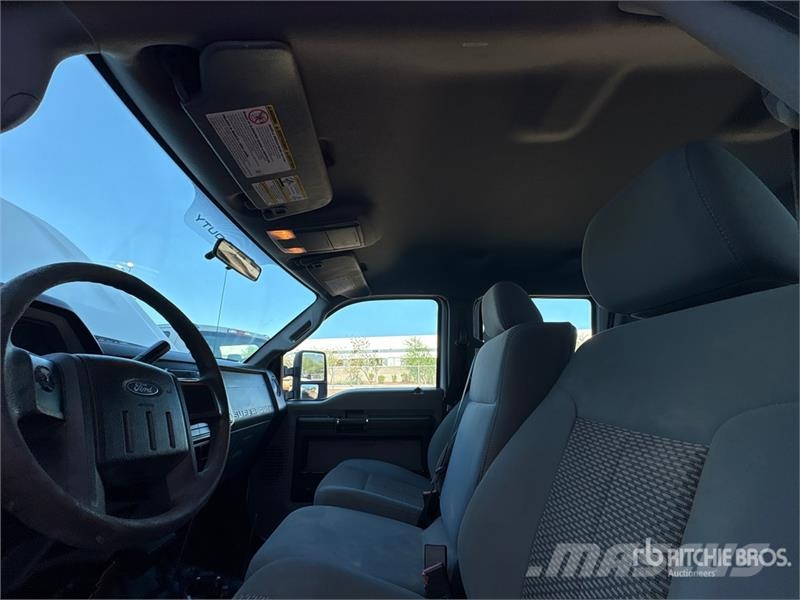 Ford F-250 XL 4x4 Crew Cab Pickup Drugi