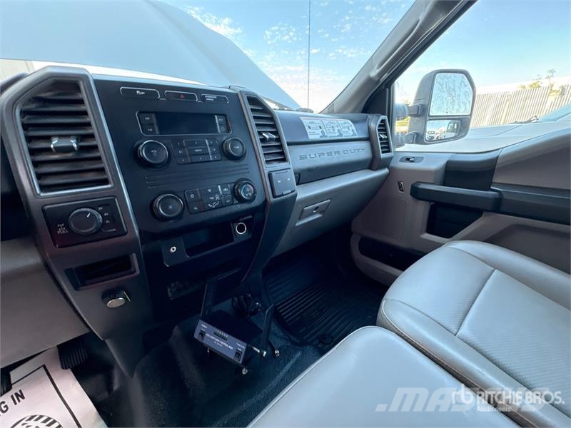 Ford F-250 XL 4x4 Crew Cab Pickup Drugi