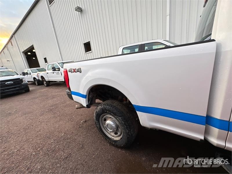 Ford F-250 XL 4x4 Crew Cab Pickup Muu