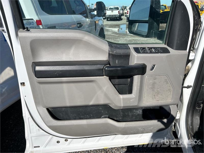 Ford F-250 XL 4x4 Crew Cab Pickup Otros