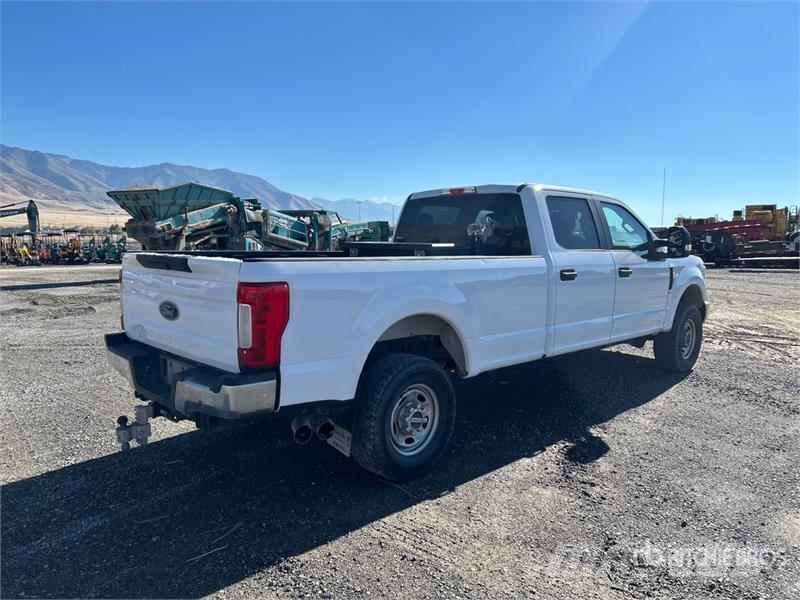 Ford F-250 XL 4x4 Crew Cab Pickup Otros