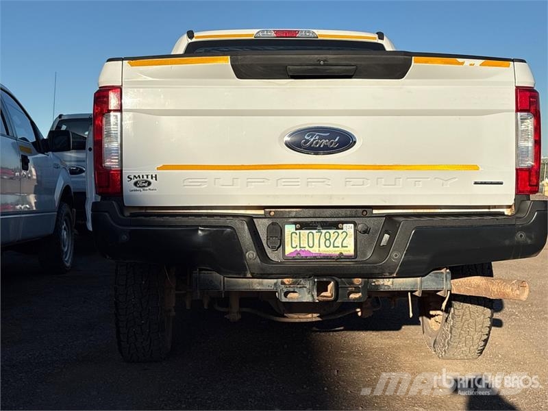 Ford F-250 XL 4x4 Crew Cab Pickup Iné