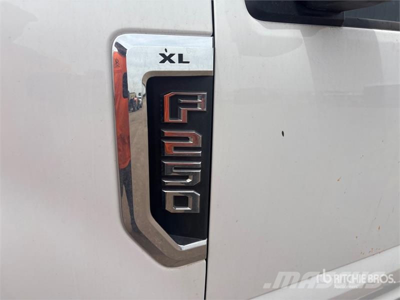 Ford F-250 XL 4x4 Crew Cab Pickup Otros