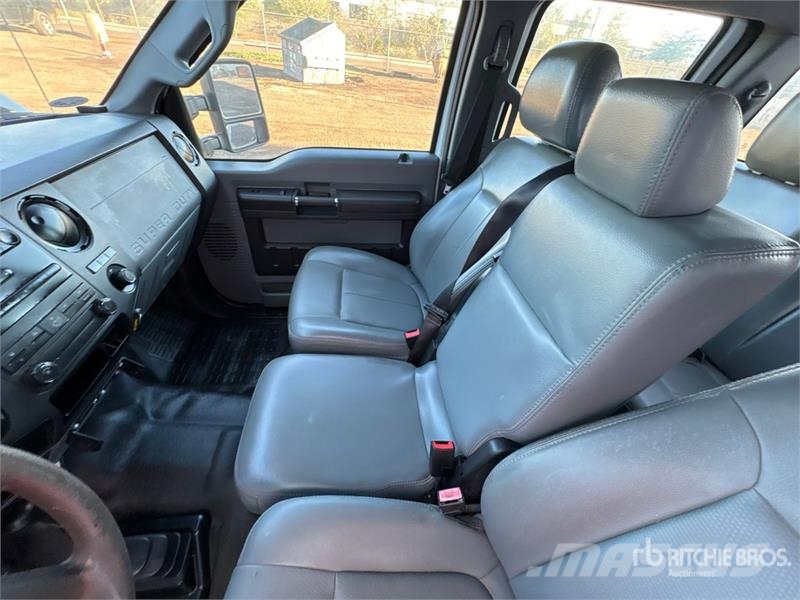 Ford F-250 XL 4x4 Crew Cab Pickup Otros