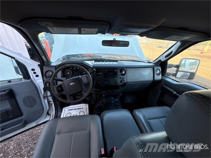 Ford F-250 XL 4x4 Crew Cab Pickup Otros
