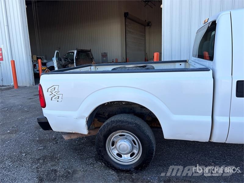 Ford F-250 XL 4x4 Crew Cab Pickup Drugi